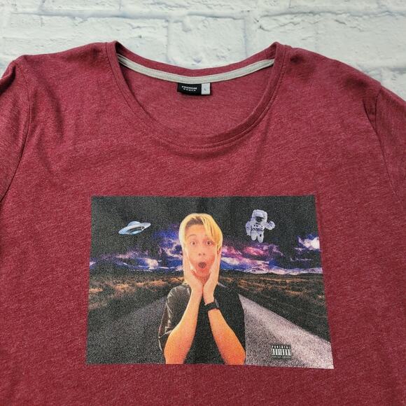 Outstanding Graphic Pop Culture Reference Tee size Large - Picture 3 of 9